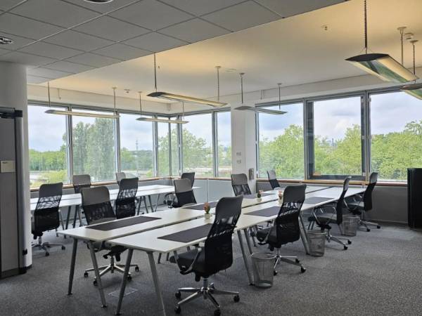 Moderner Coworking Space in Fechenheim, Frankfurt mit Skylineblick — Bild 4