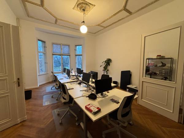 Abschließbares Büro in Berlin (Mitte) – Kreative Bürogemeinschaft in Berlin-Mitte mit Blick ins Grüne — Bild 7