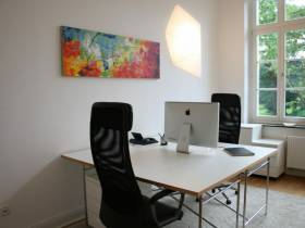 Top-Bueroraum-und-Arbeitsplaetze-in-idyllischer-Villa