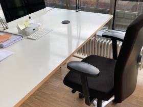 Schreibtisch in hellem freundlichem Büroraum zu vermieten