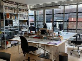 Schreibtisch in hellem freundlichem Büroraum zu vermieten