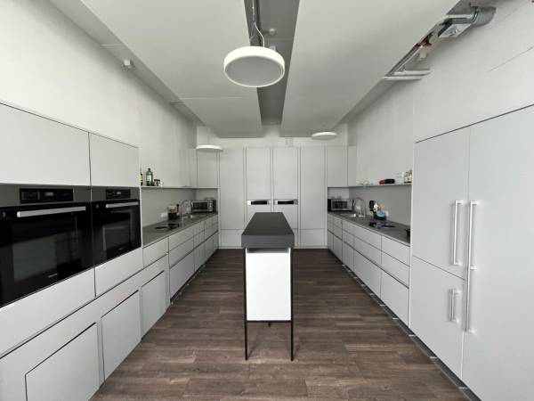 Moderne Büros, flexible Arbeitsplätze und Meetingräume — Bild 4