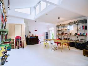 Helle Arbeitsplätze und Workshop-/Event-Space in Design-Studio