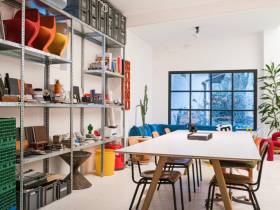 Helle Arbeitsplätze und Workshop-/Event-Space in Design-Studio