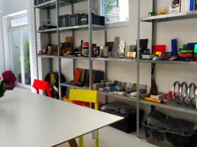 Helle Arbeitsplätze und Workshop-/Event-Space in Design-Studio