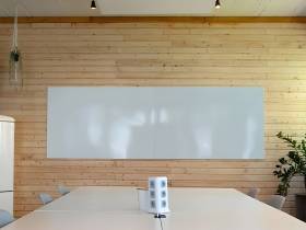 Fester Schreibtisch in modernem Büro in Nürnberg