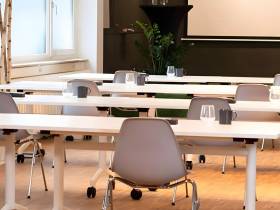 Fester Schreibtisch in modernem Büro in Nürnberg