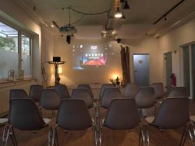 Fester Schreibtisch in modernem Büro in Nürnberg