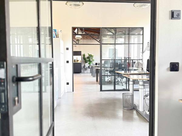 Kreative Bürogemeinschaft im Industrial-Stil in Düsseldorf-Unterbilk — Bild 2