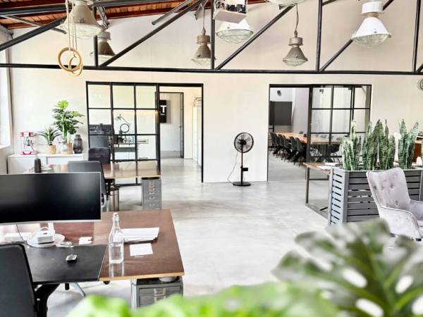 Kreative Bürogemeinschaft im Industrial-Stil in Düsseldorf-Unterbilk — Bild 3
