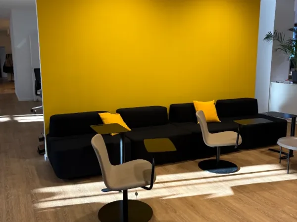 Schreibtischplatz in München (Ludwigsvorstadt-Isarvorstadt) – Zentrale, helle Bürogemeinschaft in Ludwigsvorstadt-Isarvorstadt — Bild 1