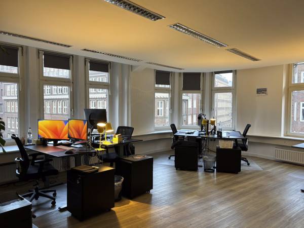 Schreibtischplatz in Hamburg (Altstadt) – Arbeitsplatz in Werbeagentur-Bürogemeinschaft Hamburg-Altstadt — Bild 1