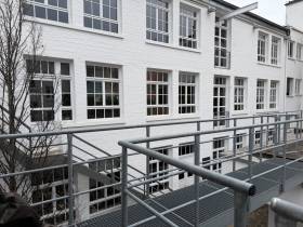 Arbeitsplatz in hellem Industriebau-Loft für Kreative