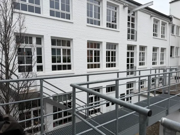 Schreibtischplatz in Stuttgart (Rosenberg) – Kreativer Arbeitsplatz im Industrieloft in Stuttgart-Rosenberg — Bild 1