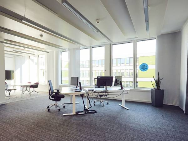 Modernes vollmöbliertes Büro in Bürogemeinschaft in — Bild 2
