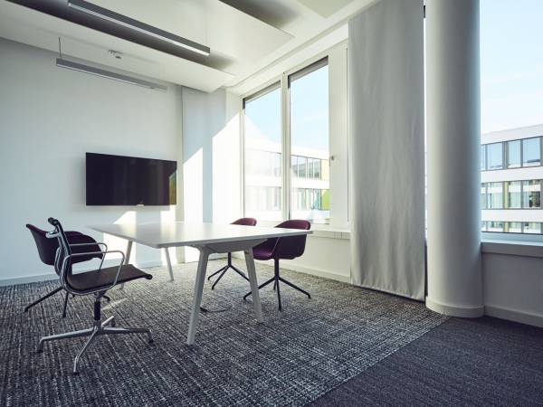Modernes vollmöbliertes Büro in Bürogemeinschaft in — Bild 1