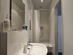 Helles Büro mit Dusche, Pantry und separatem Lager