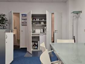 Helles Büro mit Dusche, Pantry und separatem Lager