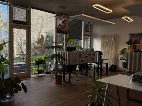 Arbeitsplätze in jungem Agenturbüro