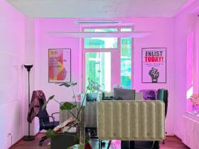 Arbeitsplätze in jungem Agenturbüro