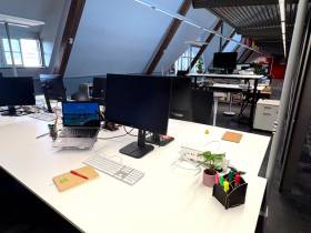 Schreibtischinseln in Mitte