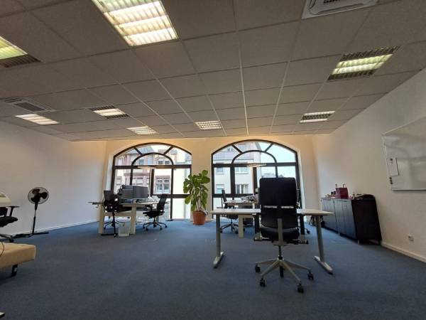 Heller Büroraum in ruhiger Bürogemeinschaft in Frankfurt Innenstadt — Bild 1