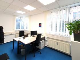 Ruhige Büroräume mit Blick ins Grüne 2 Räume mit eigener Teeküche