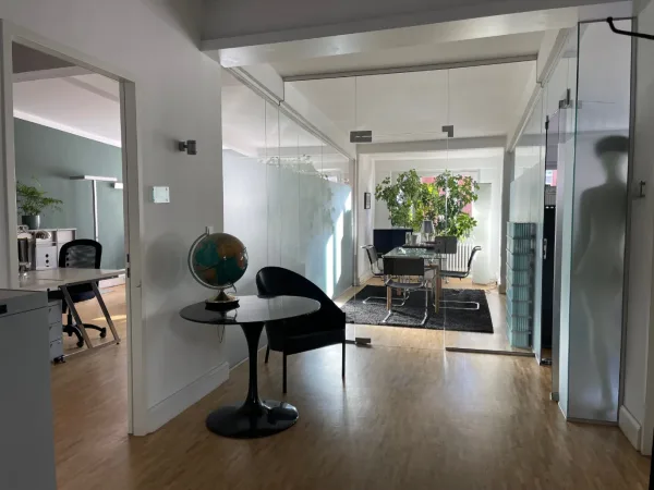 Schreibtischplatz in Hamburg (Altstadt) – Sonnige Bürogemeinschaft im Kontorhaus in Hamburg-Altstadt — Bild 1