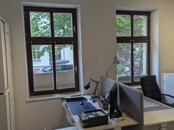 Heller Arbeitsplatz in Bürogemeinschaft in Potsdam — Bild 1