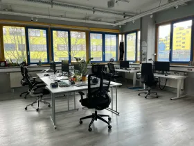 Moderner Schreibtischplatz in heller Bürogemeinschaft München
