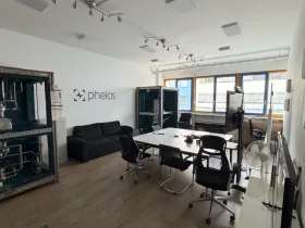 Moderner Schreibtischplatz in heller Bürogemeinschaft München