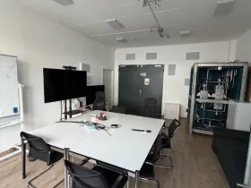 Moderner Schreibtischplatz in heller Bürogemeinschaft München
