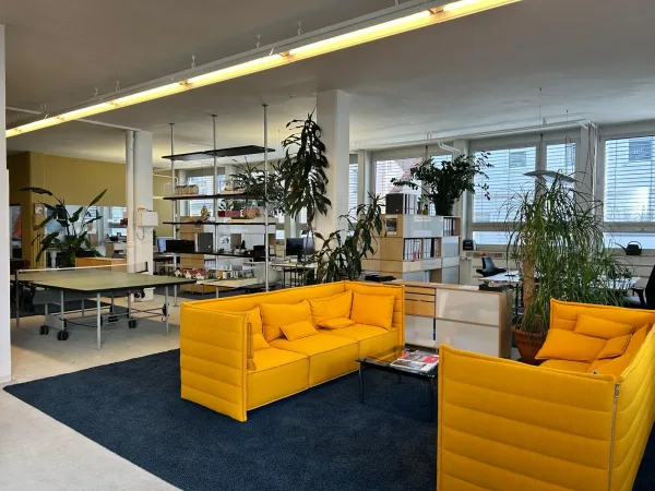 Schreibtischplatz in Stuttgart (Bahnhof Feuerbach) – Loftartiges Büro mit eigenem Raum in Stuttgart-Bahnhof Feuerbach — Bild 1
