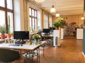 Schreibtische frei in Loftbüro /Desks available in loft office mieten
