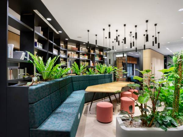 Moderne Büros und Coworking Space mit Skyline-Blick in Frankfurt — Bild 1
