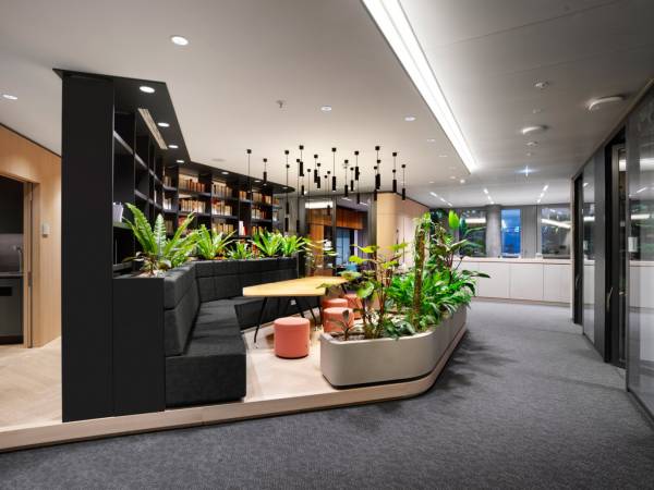 Moderne Büros und Coworking Space mit Skyline-Blick in Frankfurt — Bild 2