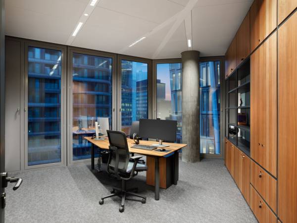 Moderne Büros und Coworking Space mit Skyline-Blick in Frankfurt — Bild 3