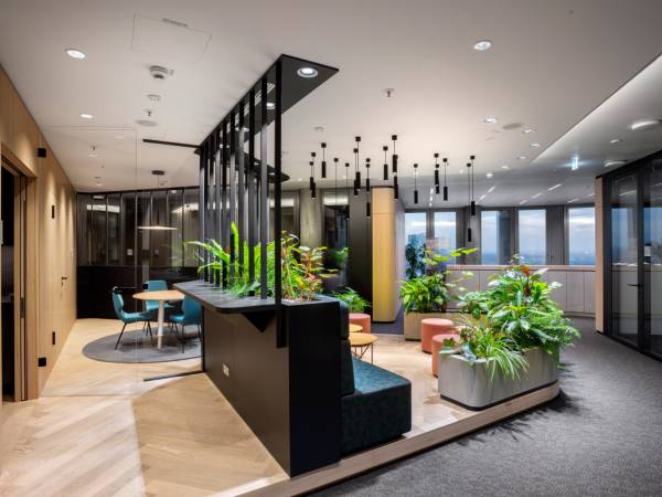 Moderne Büros und Coworking Space mit Skyline-Blick in Frankfurt — Bild 4