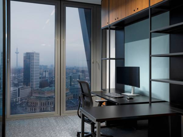 Moderne Büros und Coworking Space mit Skyline-Blick in Frankfurt — Bild 5