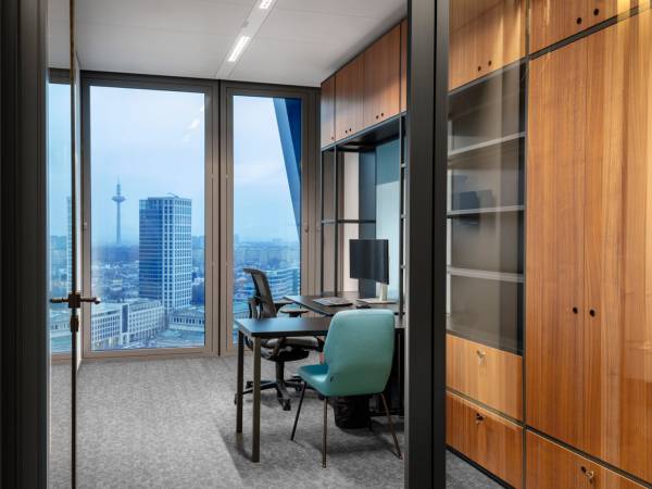 Moderne Büros und Coworking Space mit Skyline-Blick in Frankfurt — Bild 6