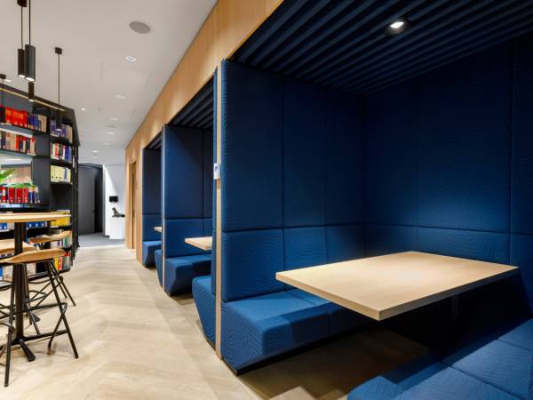 Moderne Büros und Coworking Space mit Skyline-Blick in Frankfurt — Bild 7