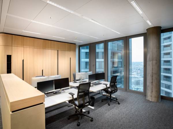 Moderne Büros und Coworking Space mit Skyline-Blick in Frankfurt — Bild 8