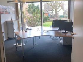 Zentral gelegene, möblierte Arbeitsplätze