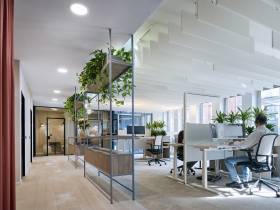 Schreibtischplätze in modernem Büro in der Hamburger Innenstadt