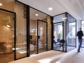 Schreibtischplätze in modernem Büro in der Hamburger Innenstadt