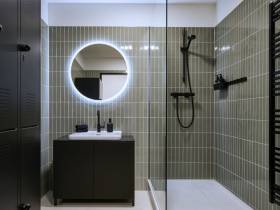 Schreibtischplätze in modernem Büro in der Hamburger Innenstadt