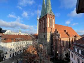 Möblierter Büroraum repräsentativer Altbau im Nikolaiviertel