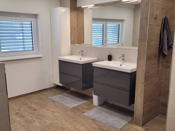 Helle und moderne Büros mit Naturblick in Kist — Bild 8