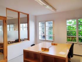 Separater heller Büroraum mit 2 Arbeitsplätzen mit Blick ins Grüne