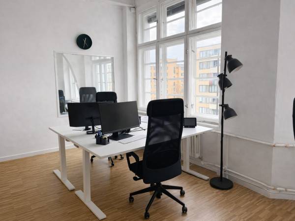 Schreibtischplatz in Berlin (Kreuzberg) – Lichtdurchflutetes Altbau-Büro in Bürogemeinschaft in Berlin-Kreuzberg — Bild 2